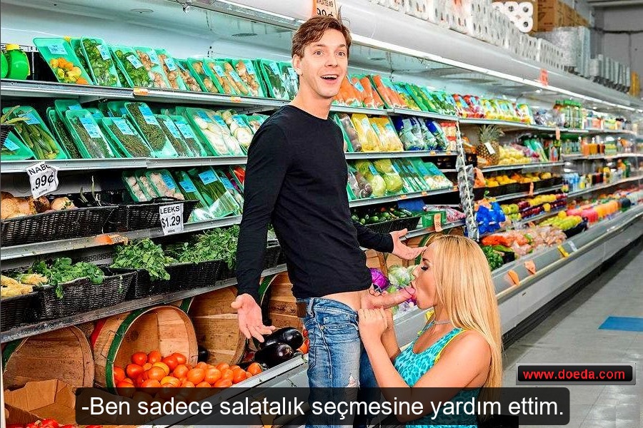 Manavda Salatalık Seçmekte Zorlanan Hatuna Organik Hıyarı Yedirdi